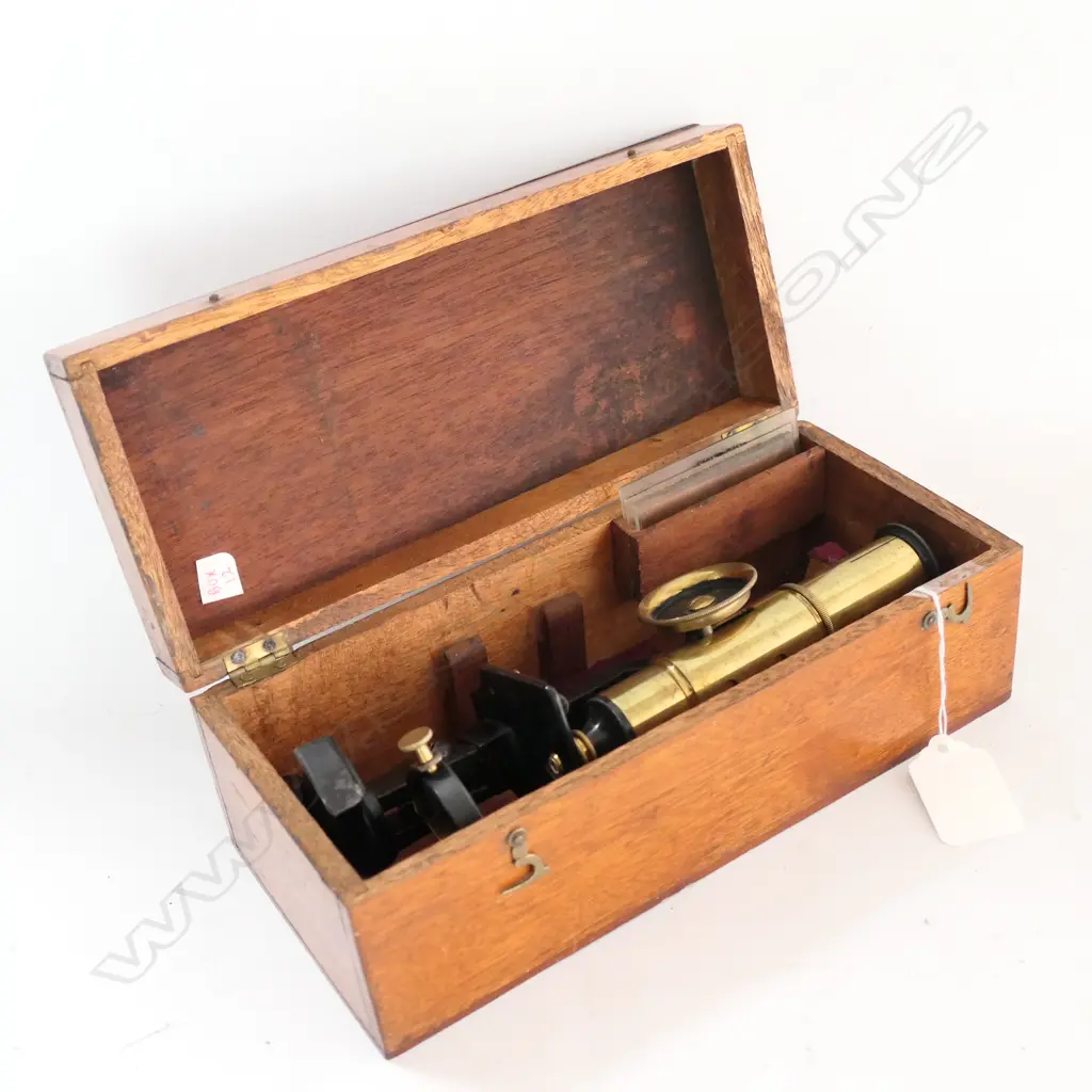 BOXED VINTAGE STUDENT'S MICROSCOPE AND BOX OF MICROSCOPE SLIDE CARRIERS & MIRRORS (2) Image 1++